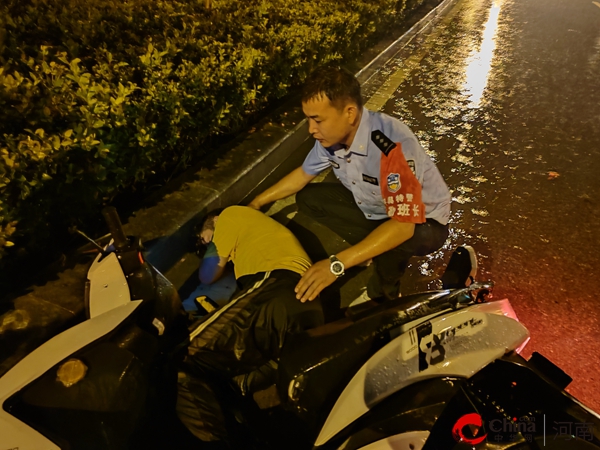 平舆县公安局：群众雨中昏迷 特警紧急救助