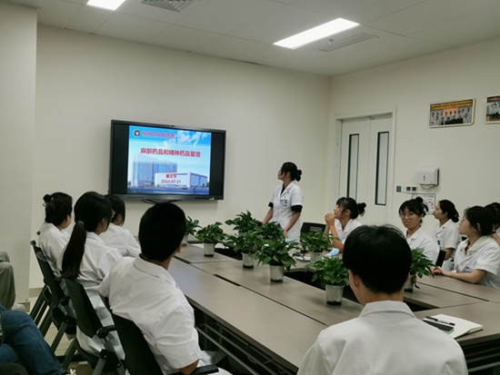 ​信阳市中心医院药学科举行药学专业实习生入科培训