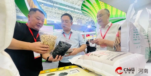 ​西平县领导侯公涛一行参观第二十五届中国农产品加工业投资贸易洽谈会西平展区