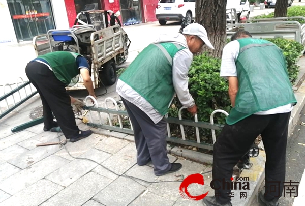 驻马店开发区城市管理局集中开展绿化带护栏维修加固工作